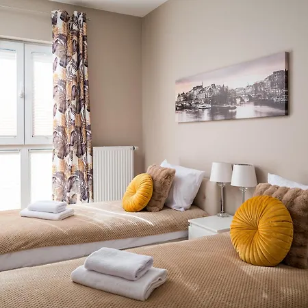 Rondo Wiatraczna Deluxe By Bookinghost * Warschau